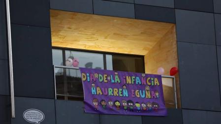 Los adultos aplauden este viernes a los niños y adolescentes de Burlada