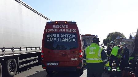 Dos heridos graves tras chocar un camión y una furgoneta en la AP-15