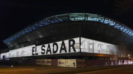 El Sadar, iluminado este viernes.
