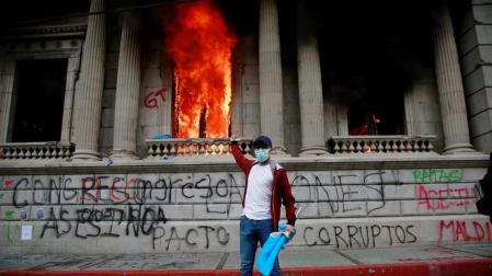 Cientos de manifestantes toman el Congreso y le prenden fuego