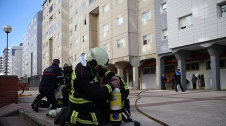 Desalojado un edificio en la avenida Comercial tras un incendio sin heridos