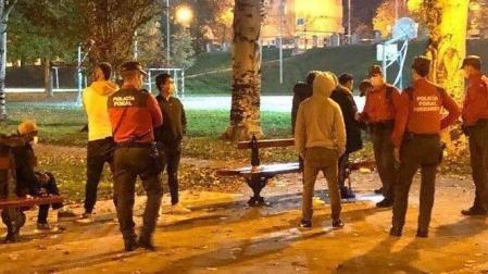 Un grupo de jóvenes, en un parque de Pamplona a las 23.30 horas, sin justificación legal.