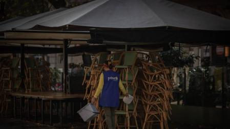 Sanidad notifica 25.886 casos y la incidencia baja de 400 por primera vez en un mes
