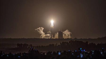China lanza con éxito una sonda a la Luna para recolectar muestras