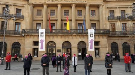 El Gobierno de Navarra, el Parlamento foral, la Delegación del Gobierno en Navarra y el Ayuntamiento de Pamplona han organizado este martes diversos actos para conmemorar el Día Internacional de la Eliminación de la Violencia contra la Mujer.