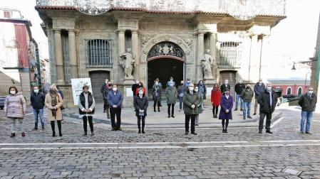 El Gobierno de Navarra, el Parlamento foral, la Delegación del Gobierno en Navarra y el Ayuntamiento de Pamplona han organizado este martes diversos actos para conmemorar el Día Internacional de la Eliminación de la Violencia contra la Mujer.