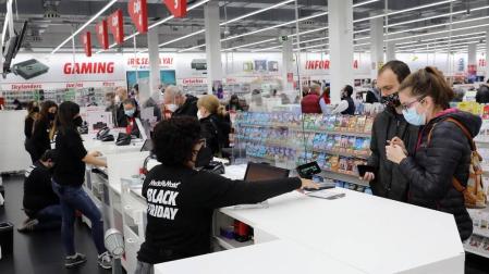 Imágenes de clientes en el centro comercial La Morea en el Polígono Cordovilla el viernes 27.