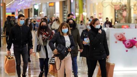Imágenes de clientes en el centro comercial La Morea en el Polígono Cordovilla el viernes 27.