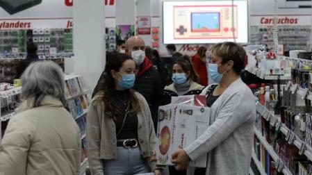 Imágenes de clientes en el centro comercial La Morea en el Polígono Cordovilla el viernes 27.
