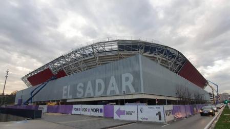 EL ROJO, EN SUR Y LATERAL. La chapa roja va adueñándose del aspecto exterior de El Sadar.