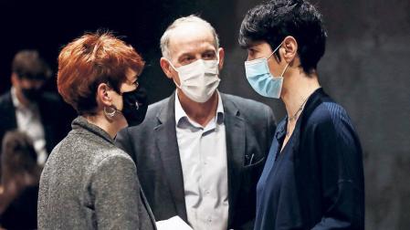 Desde la izquierda, los miembros de EH Bildu Bakartxo Ruiz y Adolfo Araiz conversan con la consejera socialista Elma Saiz.