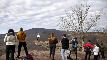 El recurso a los espacios naturales como vía de escape en el año del coronavirus ha llevado a abarrotar algunos puntos de Navarra