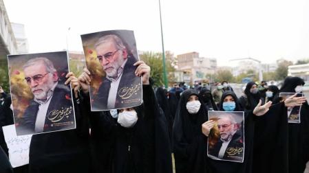 Manifestantes sostienen imágenes del científico nuclear asesinado Mohsen Fajrizadé en Teherán.