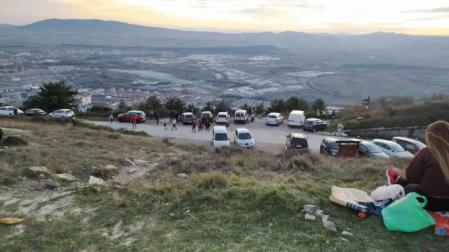 Visitantes en el monte Ezkaba-San Cristóbal hace unos días.
