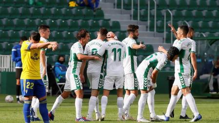 El Elche resiste en inferioridad a un Cádiz sin pólvora