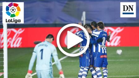 Courtois se lamenta mientras los jugadores del Alavés celebran el gol al Real Madrid