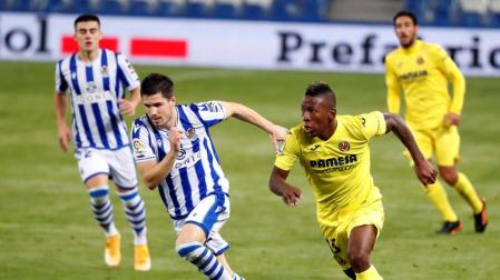 El defensa de la Real Sociedad Igor Zubeldia (i) pelea un balón con Pervis Estupiñán, del Villarreal