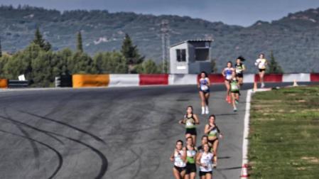 Iker Diges y Alicia Carrera se han proclamado campeones navarros de la distancia de 5 kilómetros en una carrera que ha acogido el Circuito de Los Arcos y que ha sido la primera prueba celebrada en Navarra tras la irrupción de la covid-19.