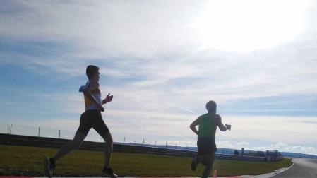 Iker Diges y Alicia Carrera se imponen en el regreso del atletismo en Navarra