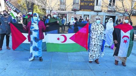 La concentración se realizó en Aoiz porque aquí se congrega la mayor colonia saharaui en Navarra.