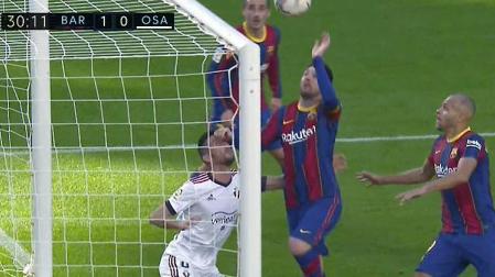 Messi y Oier, sobre la línea de gol.