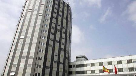 Un hombre se lanza con su bebé desde una ventana tras discutir con su mujer
