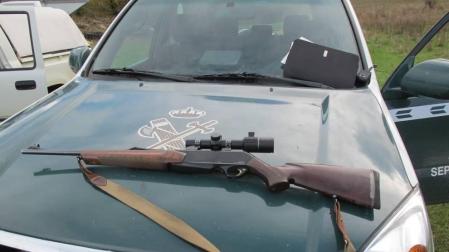 Arma encontrada en el interior del vehículo.