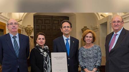 El autor sostiene el libro en su presentación en la Universidad de Navarra.