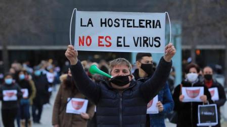 Profesionales de a hostelería se manifestaron este martes, 1 de diciembrem, en Pamplona para reclamar más ayudas al sector.