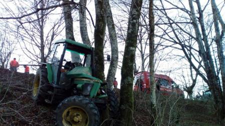 Herido un hombre de 85 años al chocar con su tractor en Odériz