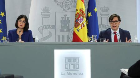 La ministra de Política Territorial y Función Pública, Carolina Darias (i), y el ministro de Sanidad, Salvador Illa, durante la rueda de prensa