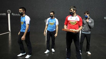 Jon Ander Albisu, Asier Agirre, Joseba Ezkurdia y Julen Martija 'rompen filas' tras posar con el material escogido para su semifinal.