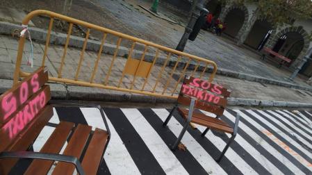 Bancos de la calle María Auxiliadora en la frase 'Sos Txikito'.