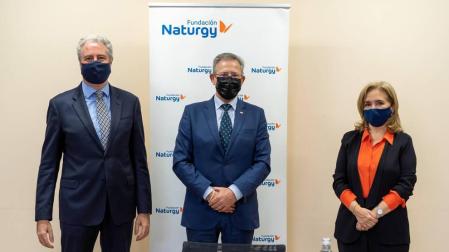 El vicepresidente de Fundación Naturgy, Jordi Garcia Tabernero, el presidente de Cruz Roja Española, Javier Senent, y la directora general de la Fundación Naturgy, María Eugenia Coronado.