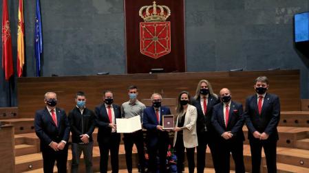 Osasuna recibe la Medalla de Oro del Parlamento foral