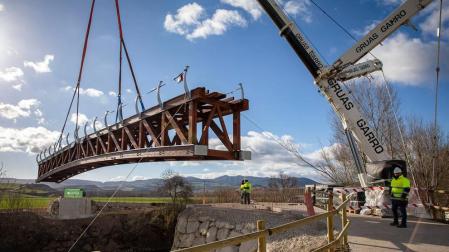 Instalada una pasarela sobre el río Arga para ampliar el paseo fluvial de la Comarca