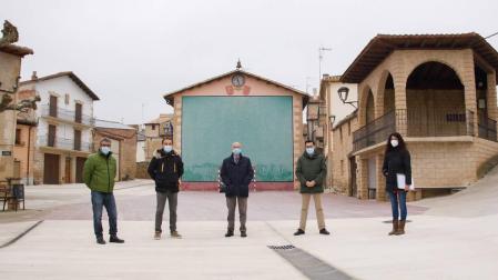 De izquierda a derecha el teniente-alcalde y el alcalde de Armañanzas, Javier Oyón y David Pérez de Albéniz, respectivamente; el consejero Ciriza; el director general de Administración Local y Despoblación.