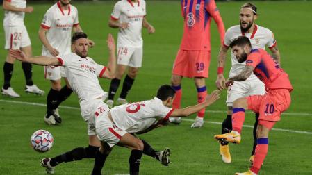 Sergi Gómez, Jesús Navas y Nemanja Gudelj disputan el balón ante el extremo estadounidense del Chelsea, Christian Pulisic