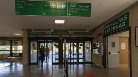 Acceso principal al Hospital Reina Sofía de Tudela con la entrada a la zona de consultas externas, a la derecha de la imagen.