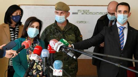Robles denuncia la "cobardía" de exmilitares que "mancillan" al Ejército