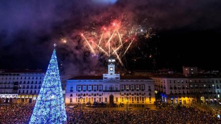 El reloj de la Puerta del Sol da las campanadas de fin de año.