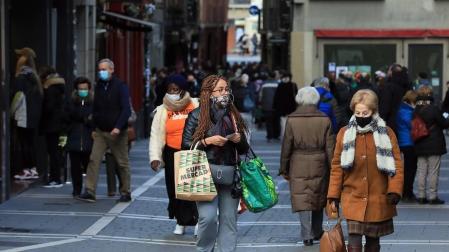 La pandemia del coronavirus no ha evitado que los navarros salgan a la calle a hacer sus compras en el puente foral.