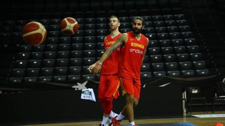 Ricky Rubio, junto a Claver, entrenando en el Navarra Arena con la selección española