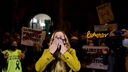 La expresidenta del Parlament Carme Forcadell saluda a las personas que le muestran su apoyo antes de reingresar en la cárcel