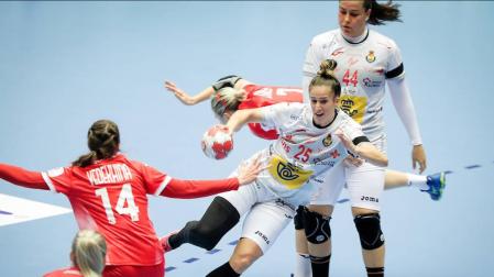 La navarra Nerea Pena en un lanzamiento en el primer partido del Europeo contra Rusia