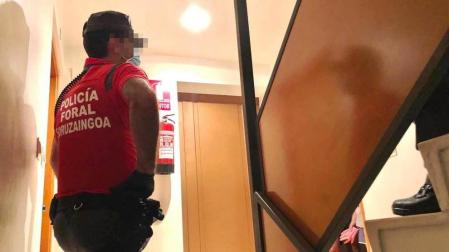 La Policía Foral, al acudir a un domicilio tras un requerimiento vecinal.
