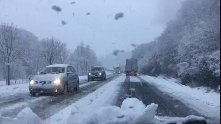 Nieve en la N-121-A, a la altura de las Ventas de Arraitz