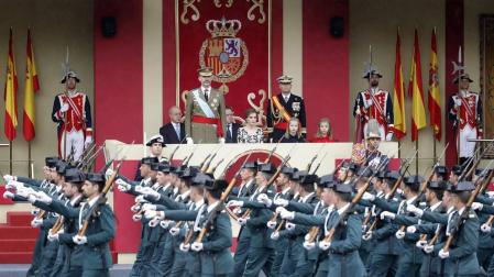 Imágenes del desfile de la Fiesta Nacional al que han asistido los Reyes junto a sus dos hijas.