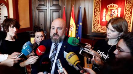 El delegado del Gobierno, José Luis Arasti, haciendo declaraciones a la prensa