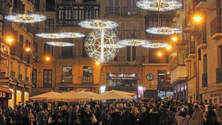 El encendido ayer por la tarde de las luces de Navidad congregó a un buen número de personas en la zona de las terrazas de hostelería de la Plaza del Ayuntamiento de Pamplona.